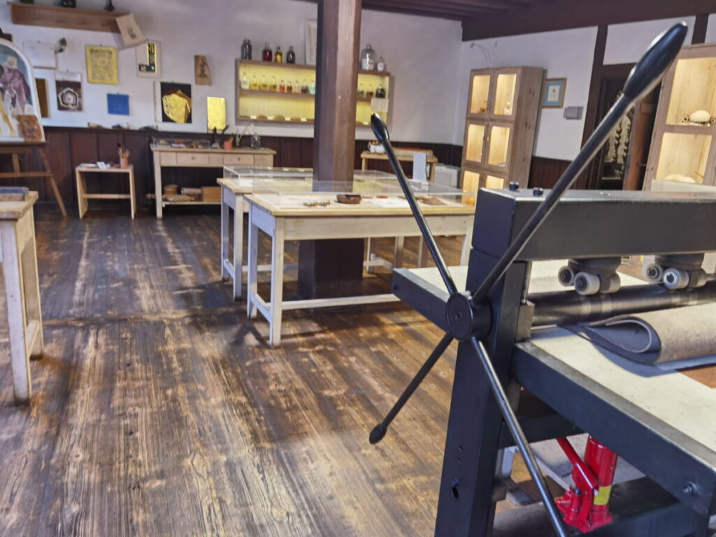 Ganz oben im Albrecht Dürer Haus befindet sich eine Werkstatt, wo heute noch Kupferstiche produziert werden