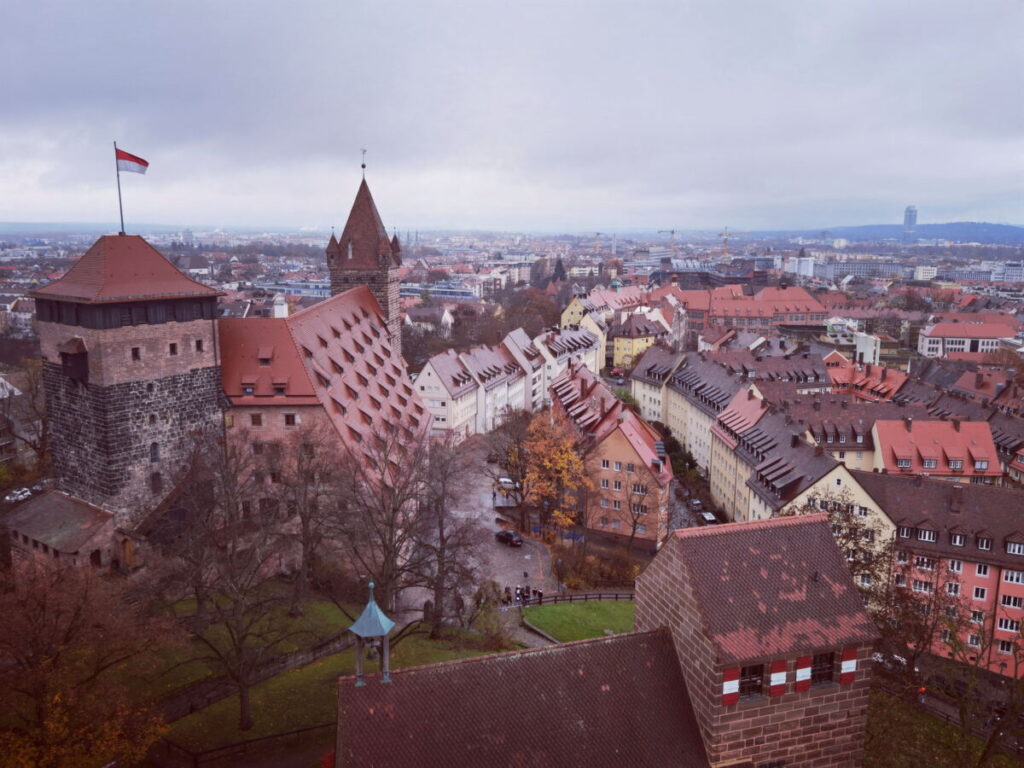 Die Nürnberger Burg mit der Kaiserstallung, Fünfeckturm und Luginsland. Dahinter die Altstadt Nürnberg.