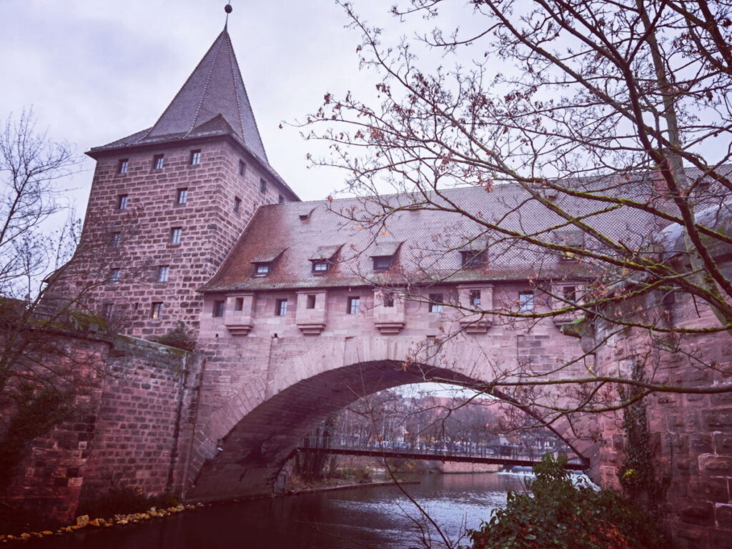 Der Kettensteg Nürnberg überspannt die Pegnitz - etwas versteckt hinter dem Hallertor