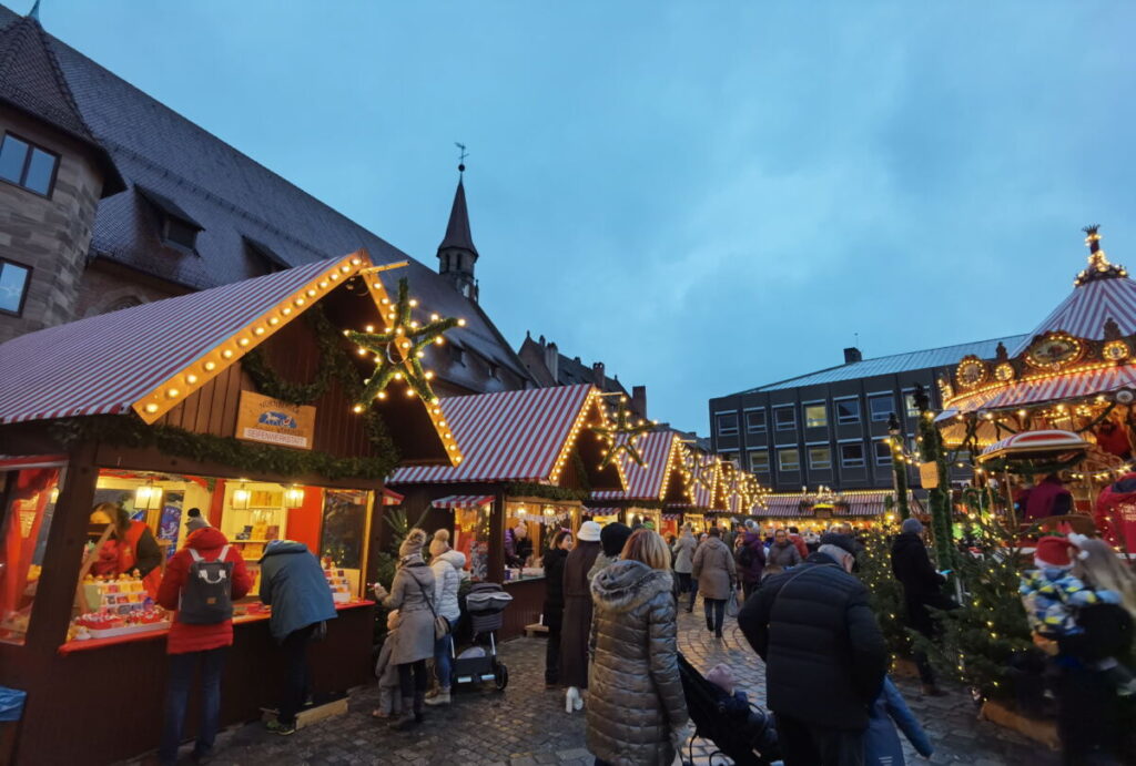 Kinderweihnacht Nürnberg - geht auch sehr gut als Ausflug mit Kinderwagen. Zwischen den Ständen ist genügend Platz.