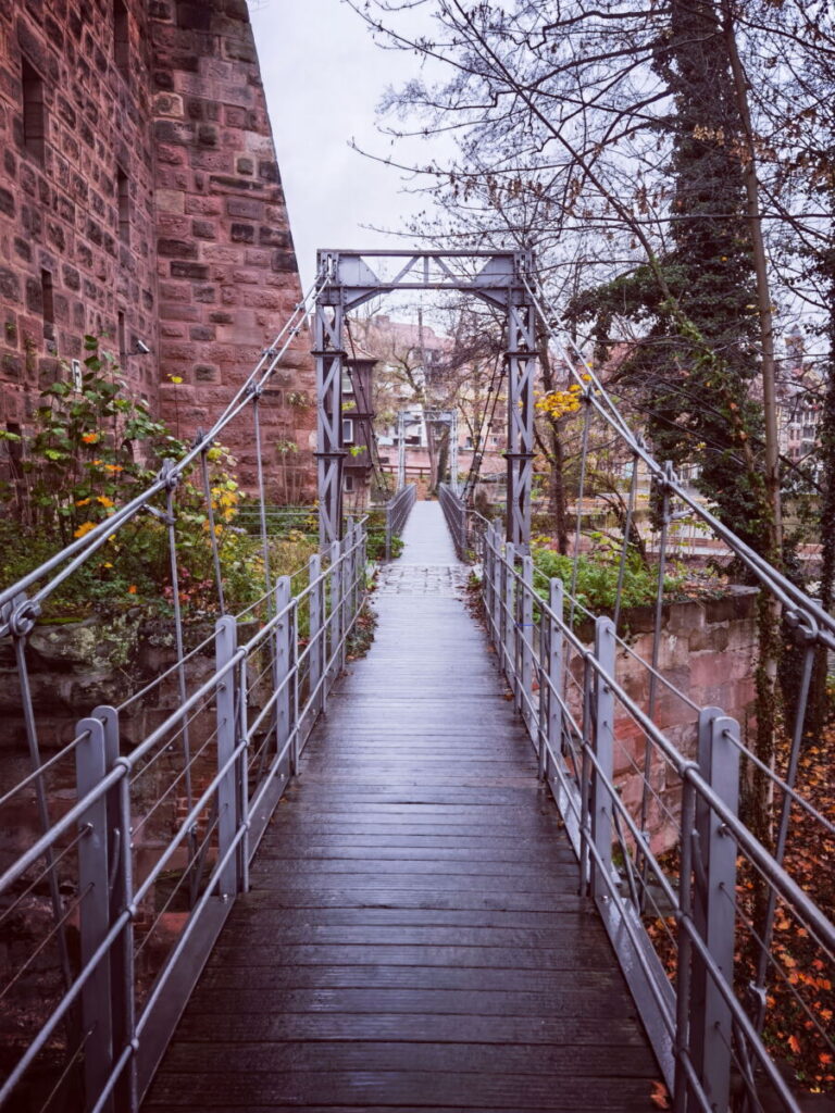 Nürnberg Altstadt - der Kettensteg führt über die Pegnitz