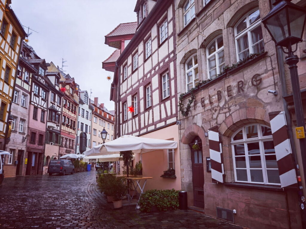 Blick durch die Weißgerbergasse, von der Pegnitz kommend in Richtung Dürerhaus und Kaiserburg