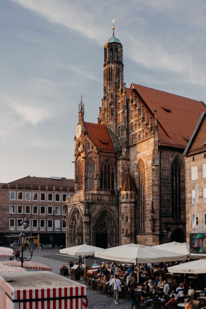 Die schöne Fassade der Frauenkirche Nürnberg