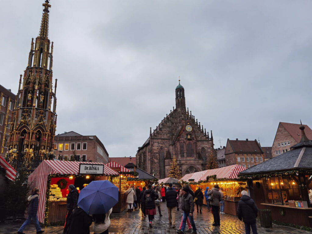 Die Frauenkirche Nürnberg zur Weihnachtszeit: Vor der Kirche ist der berühmte Christkindlesmarkt
