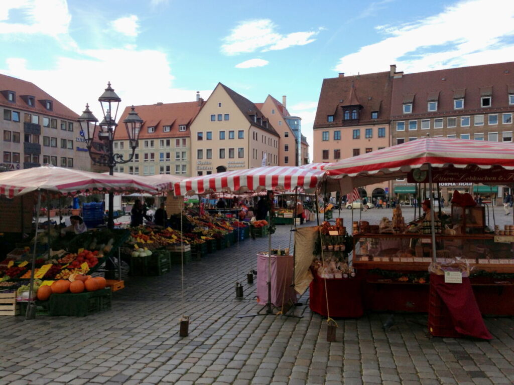Hauptmarkt Nürnberg mit den Marktständen - hier ist der größte Markt der Stadt