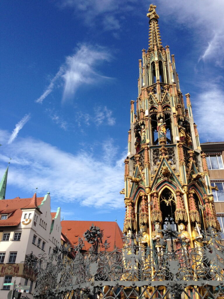 Attraktion auf dem Hauptmarkt Nürnberg - der Schöne Brunnen