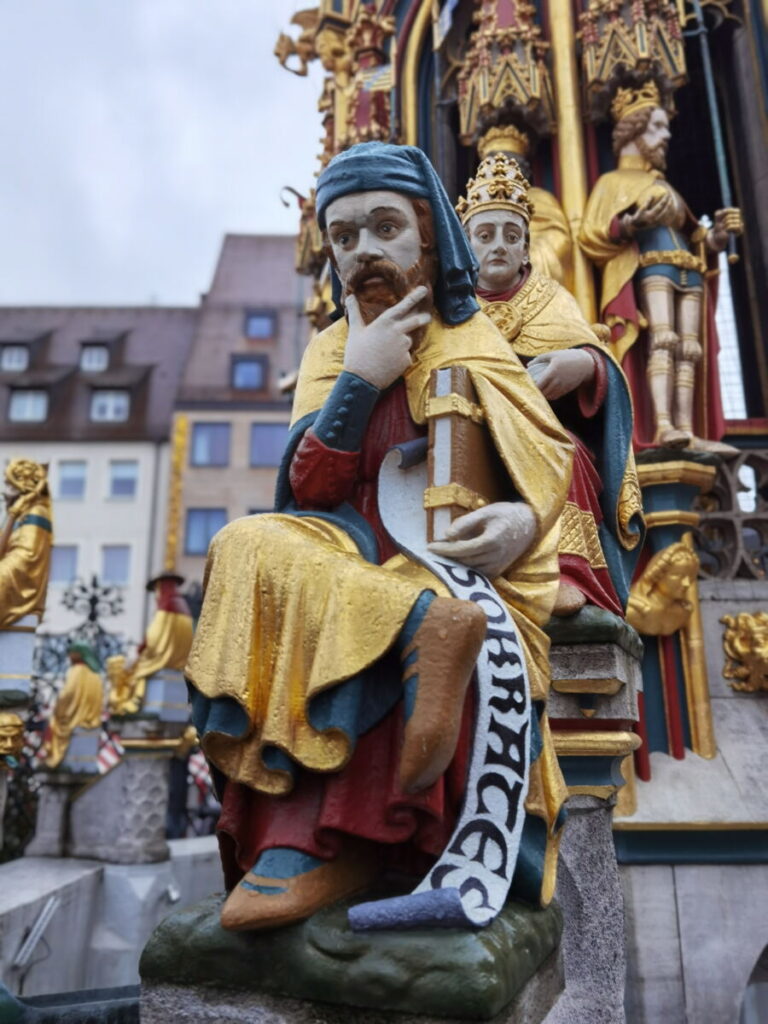 Schöner Brunnen Nürnberg - 40 aufwändige Figuren zieren ihn