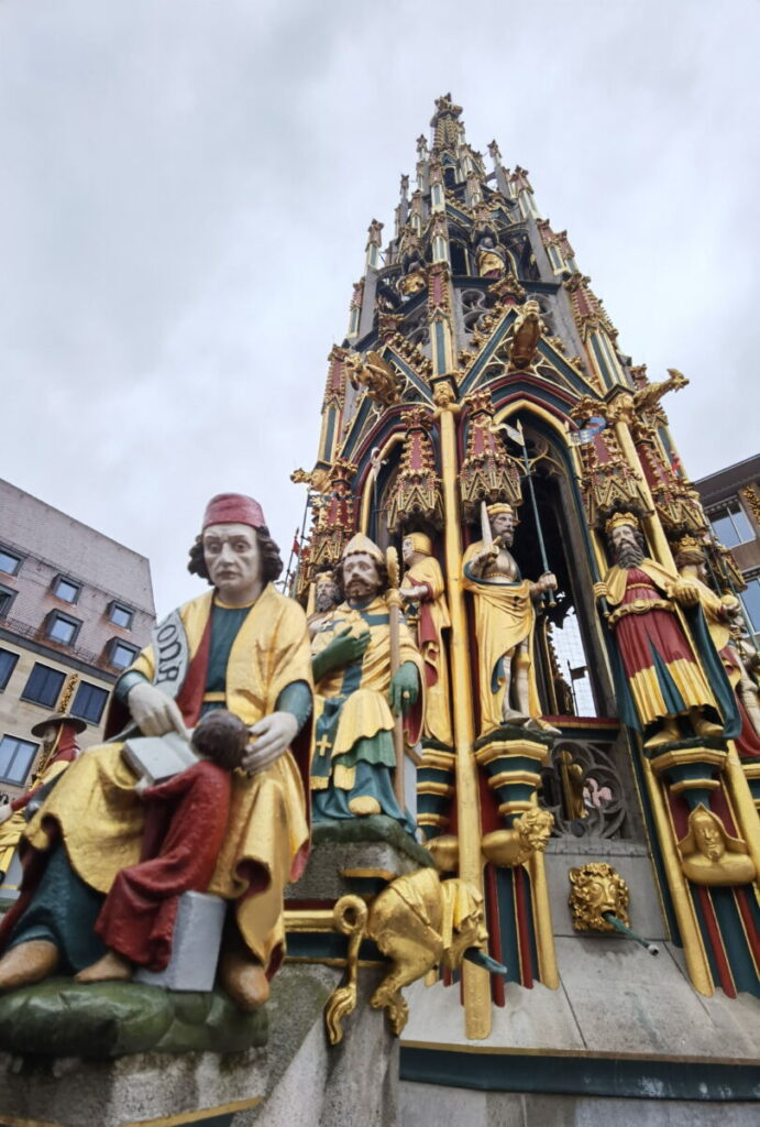 Schöner Brunnen am Hauptmarkt in Nürnberg - 17,3 Meter ragt er in den Himmel