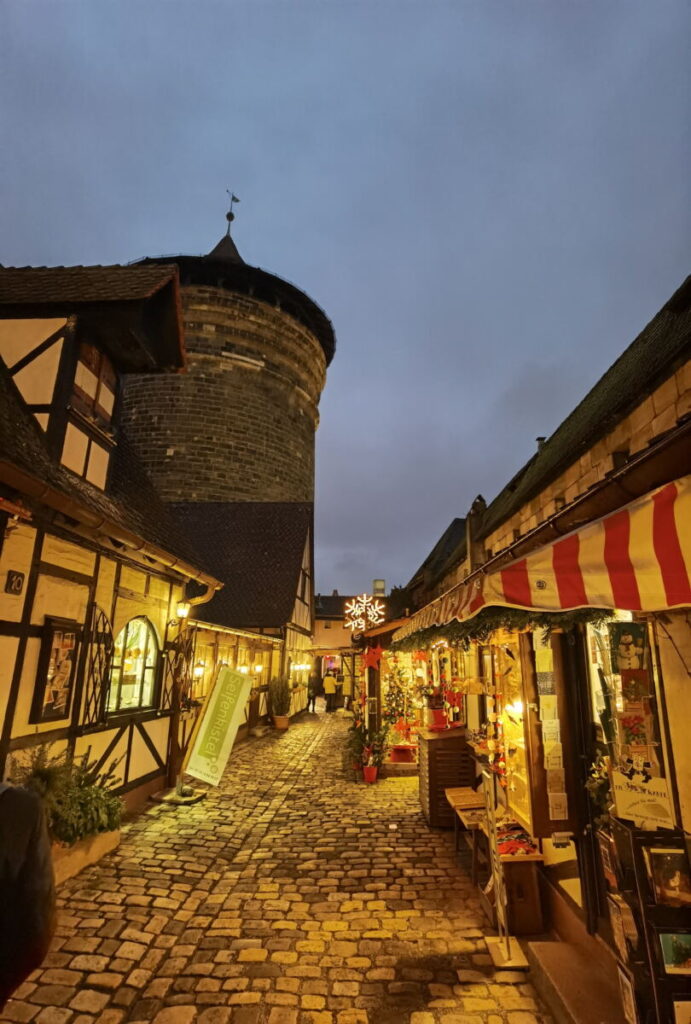 In der Weihnachtszeit verwandelt sich der Handwerkerhof Nürnberg zu einem stimmungsvollen Weihnachtsmarkt