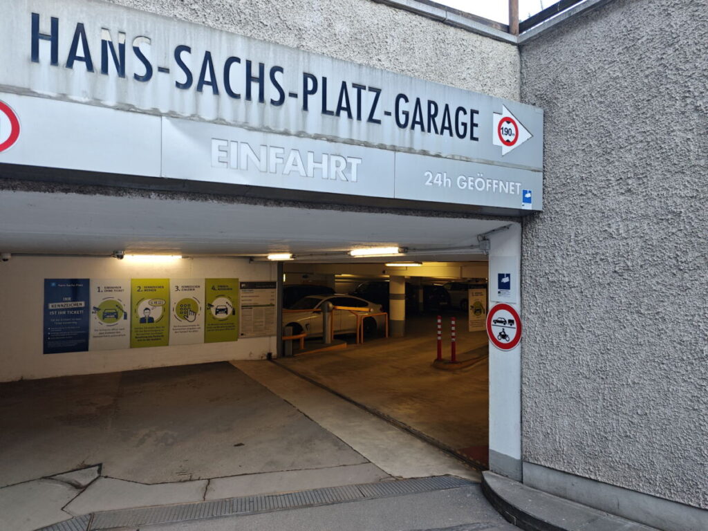 Die Einfahrt ins Parkhaus Hauptmarkt Nürnberg - die Hans-Sachs-Garage