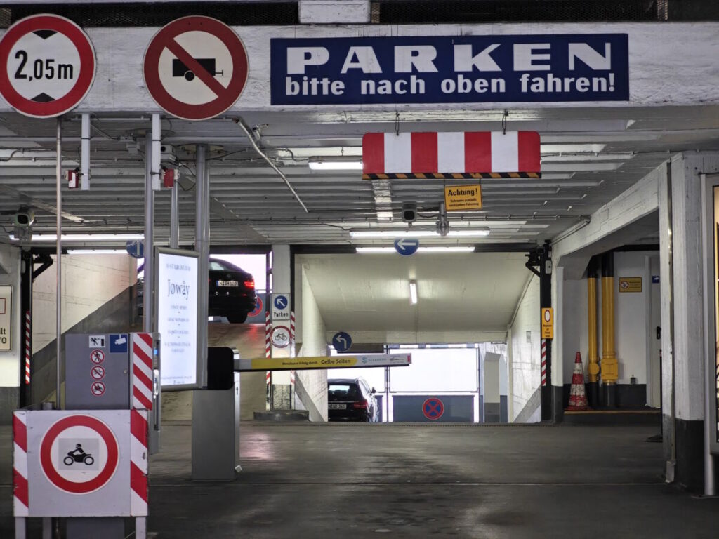 Die Einfahrt in das Parkhaus Adlerstraße in Nürnberg