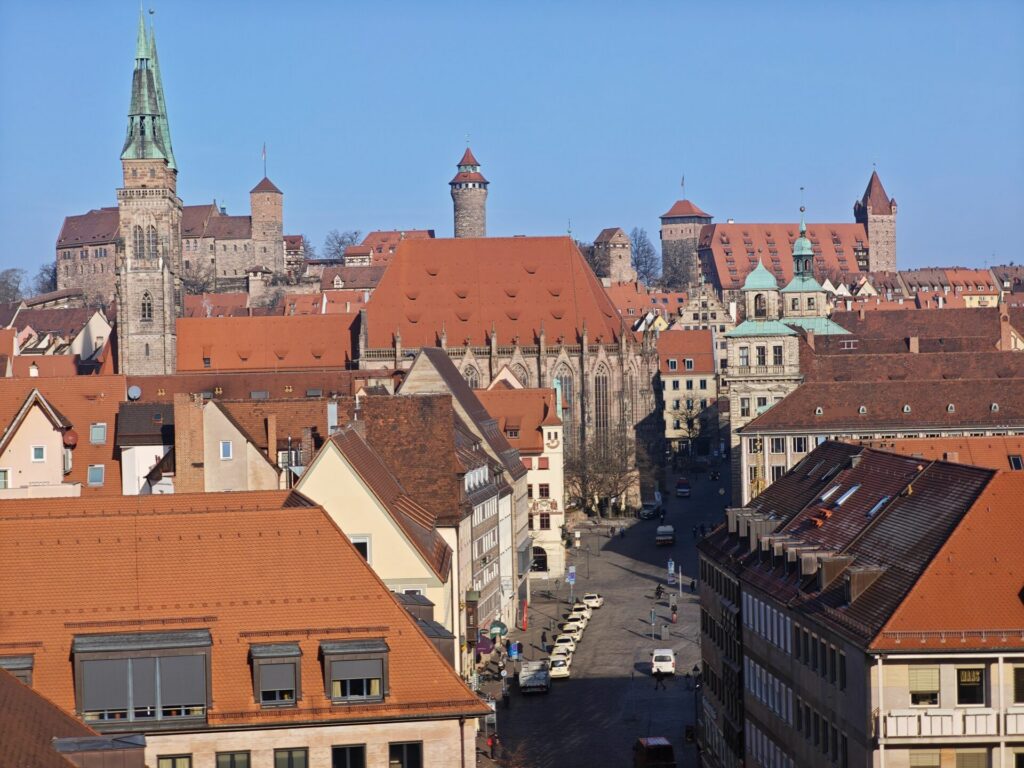 Geheimtipps Nürnberg - diesen unglaublich schönen Blick hast du vom Dach eines Parkhauses